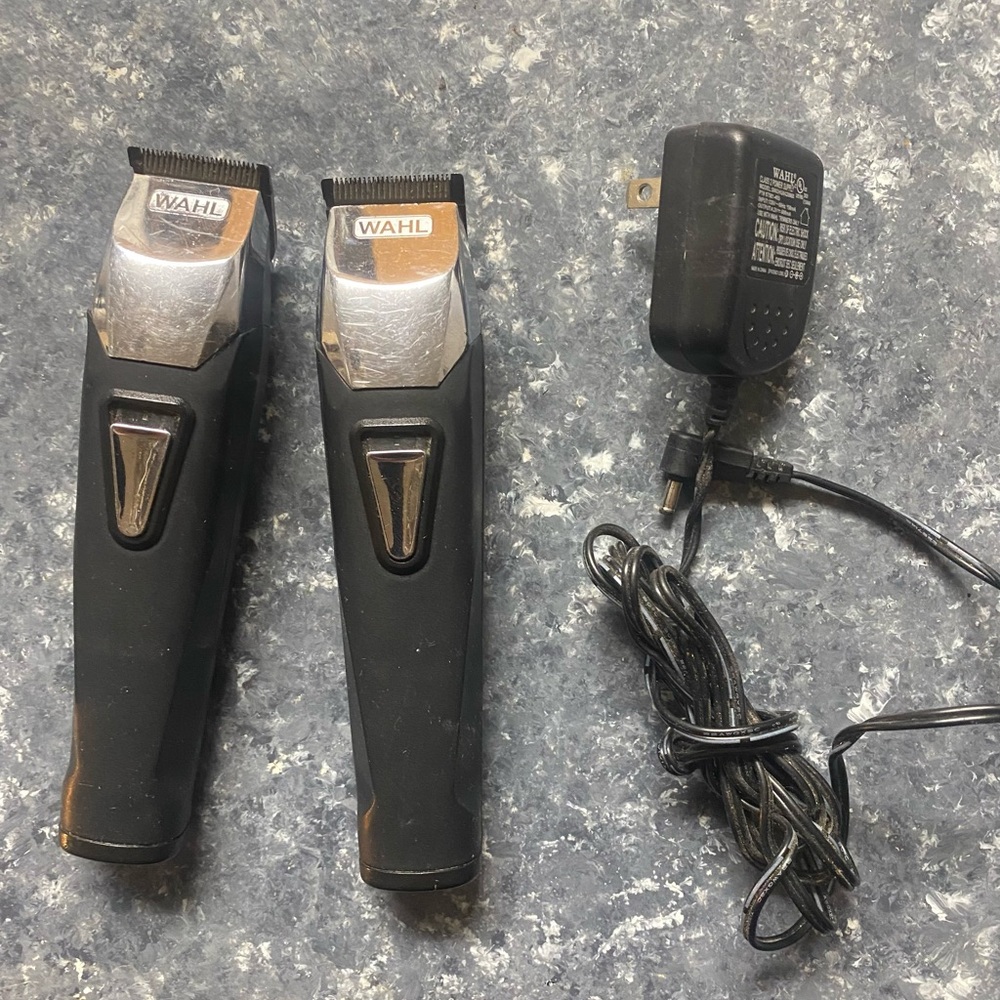 Wahl GroomsMan Pro Rechargeable Clippers (9850) - Black - 2 clippers & 1 charger